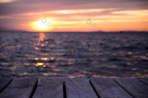 夕阳下的海边平台
