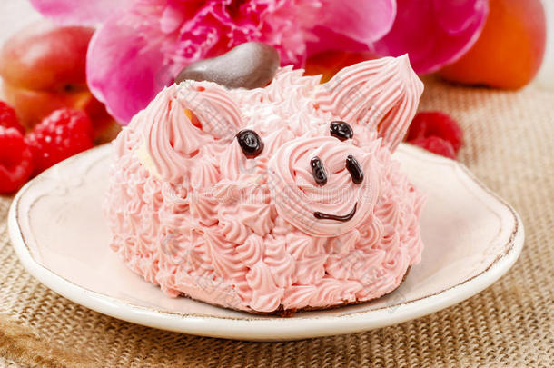 儿童派对：可爱的粉红色小猪蛋糕