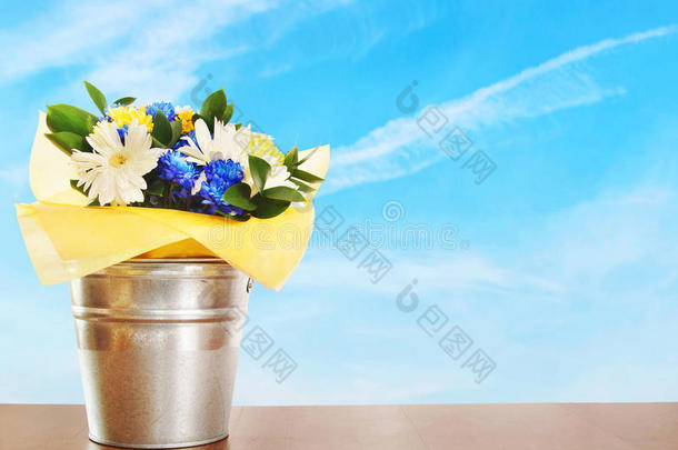 一桶一桶的花束映衬着蓝天