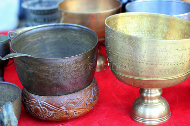 碗古铜在市场上出售。