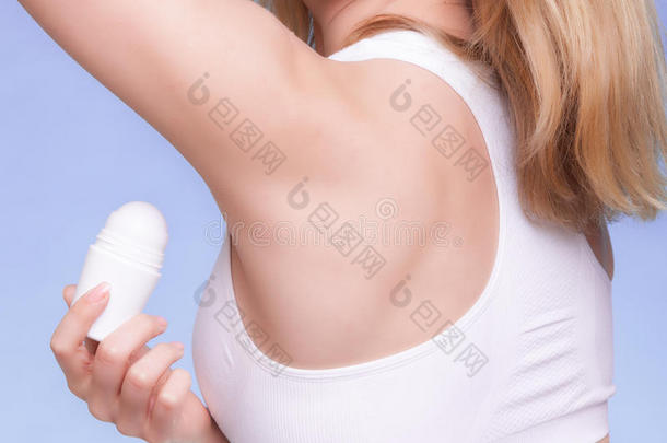 女孩在腋下涂抹除臭剂。皮肤护理