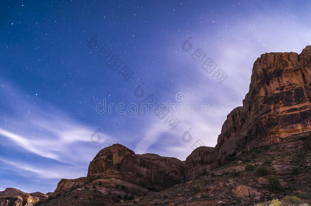 犹他州摩押豪猪岭小径附近的夜空星空