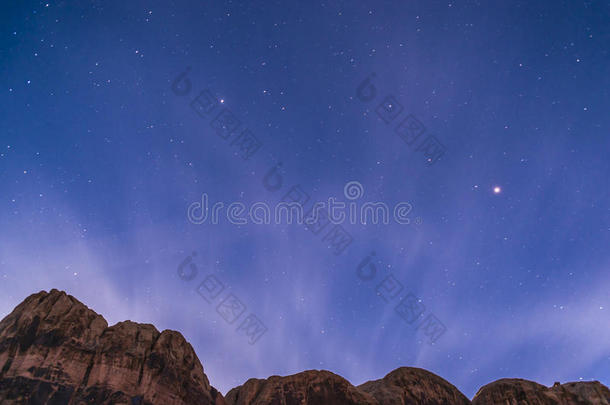 犹他州摩押豪猪岭小径附近的夜空星空