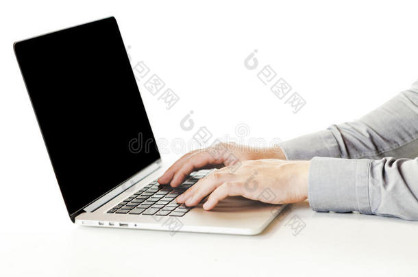 商务人士在笔记本电脑上打字的特写图片