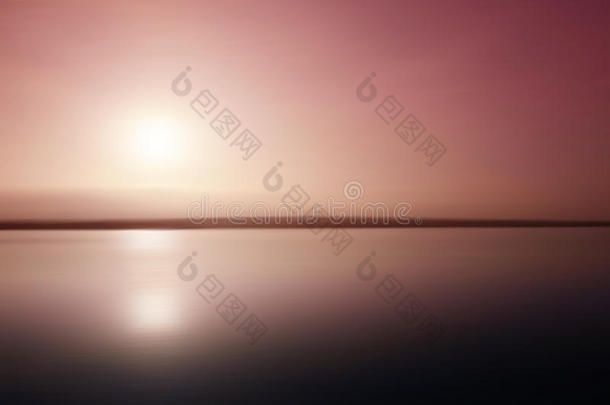 粉红色的夕阳倒映在湖面上