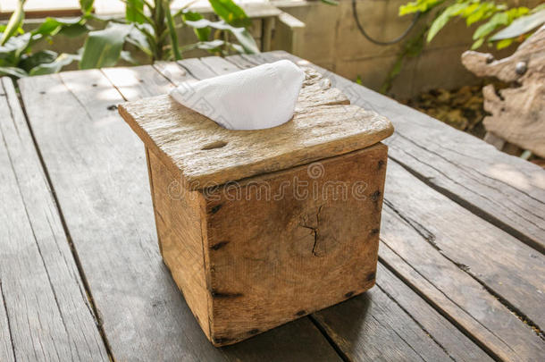 木桌上的一个木制<strong>纸巾盒</strong>