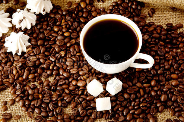 一杯加精制糖和咖啡豆的咖啡。
