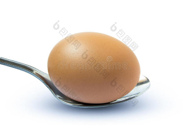 一个鸡蛋放在勺子上，背景是白色的