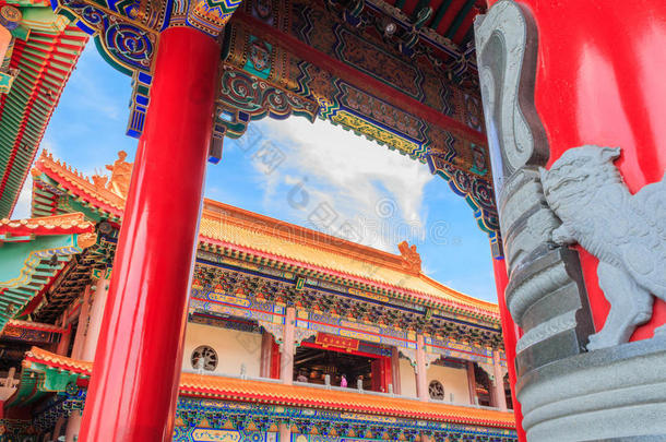 美丽的中国传统寺庙蓝天在瓦楞诺依依，泰国