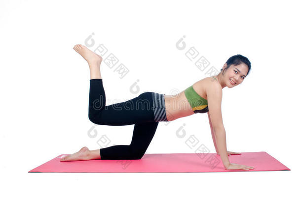 美女用粉色瑜伽垫进行室内锻炼