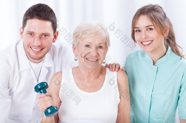 理疗师和锻炼的老年妇女