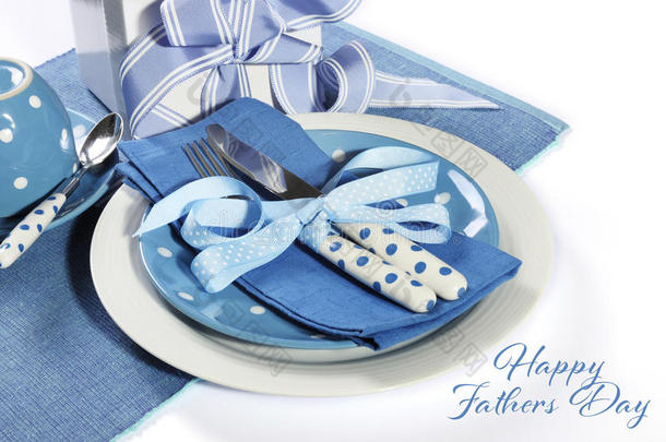 父亲节快乐蓝色主题餐桌布置与礼物