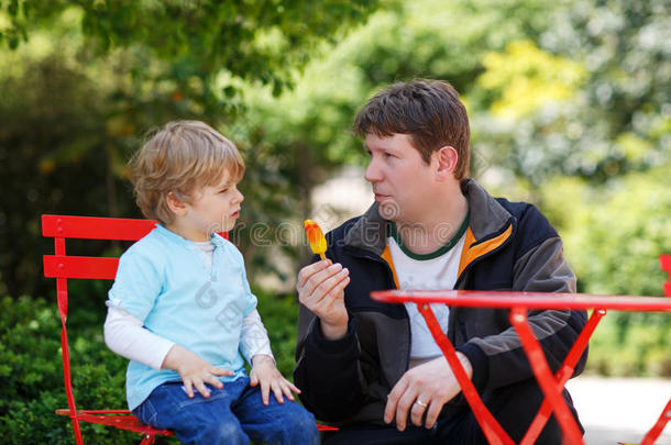 父亲和小儿子庆祝父亲节吃冰激凌