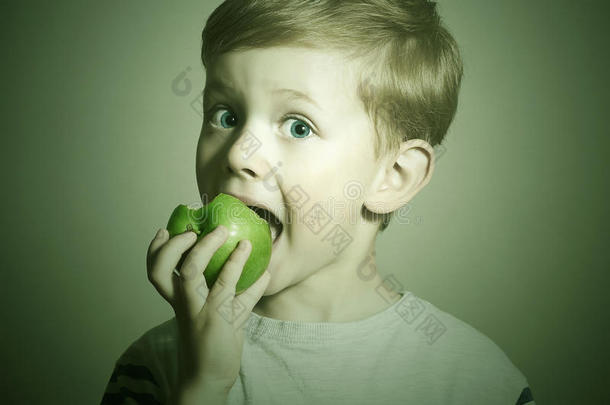 儿童维生素吃小苹果有趣的绿苹果男孩。保健食品。水果