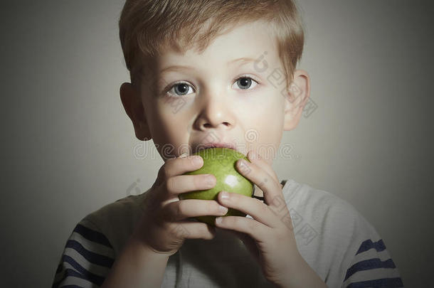 儿童维生素吃小苹果青苹果男孩。保健食品。水果