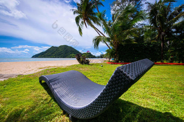 泰国美丽的热带海滩上的日光浴床