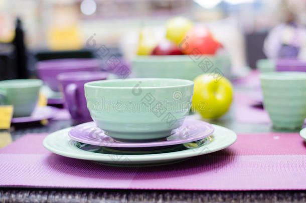特写可爱的绿色和紫色餐具出售展示图片