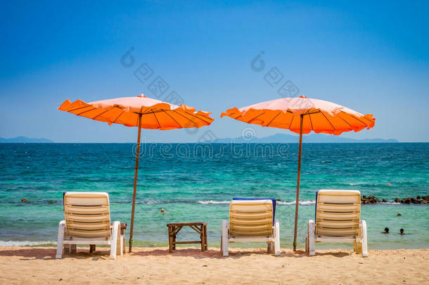 <strong>沙滩</strong>上有<strong>沙滩</strong>伞、<strong>日光浴</strong>椅和边桌