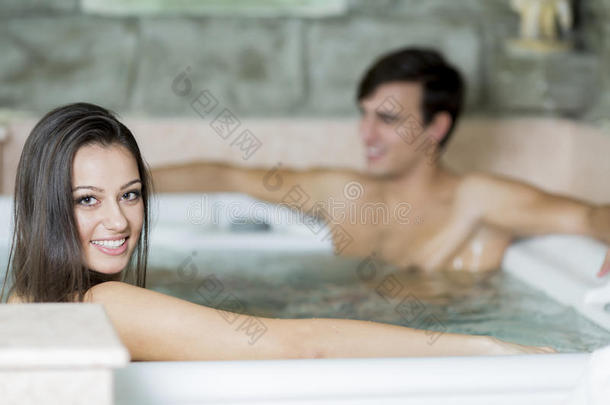 年轻夫妇在<strong>热水浴缸</strong>里放松
