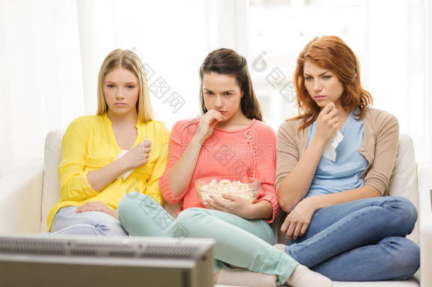 三个悲伤的少女<strong>在家看电视</strong>