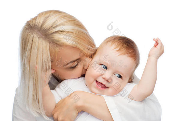 快乐的<strong>妈妈亲吻</strong>微笑的<strong>宝宝</strong>
