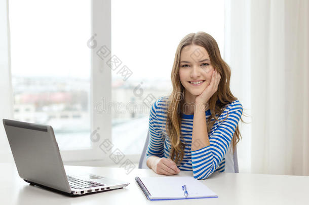 微笑的少女<strong>笔记本</strong>电脑和<strong>笔记本</strong>