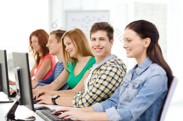 微笑的学生在学校用电脑学习