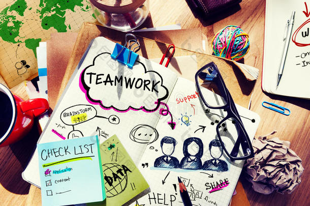 办公桌上有工具，笔记本上有关于团队合作的想法
