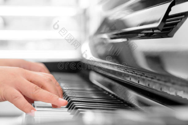 弹古典钢琴