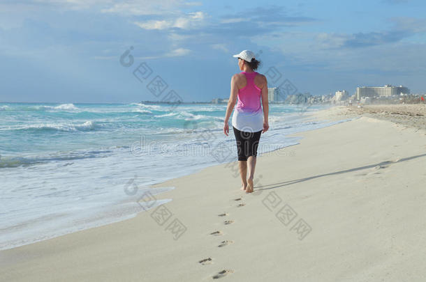 早上走在加勒比海海滩上的女人