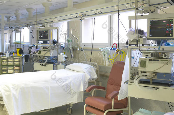 带床和设备的医院急诊室