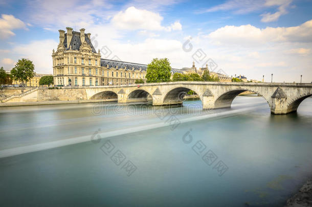 皇家桥和<strong>卢浮宫</strong>博物馆的长曝光视图