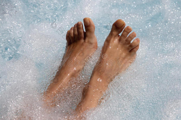 美女的脚在按摩浴缸里方便静脉循环