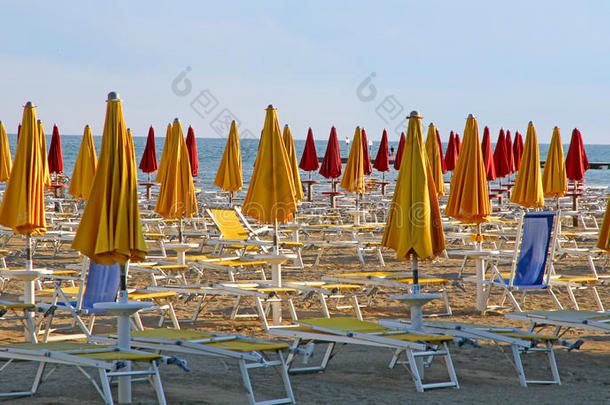 海边沙滩上的沙滩伞