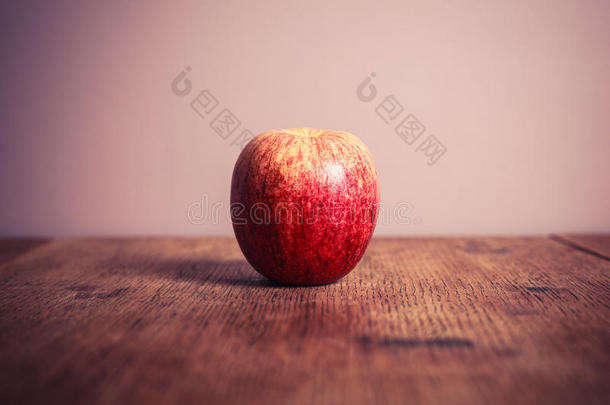 木桌上的皇家嘉年华苹果