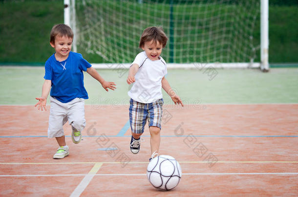 两个孩子，<strong>踢</strong>足球