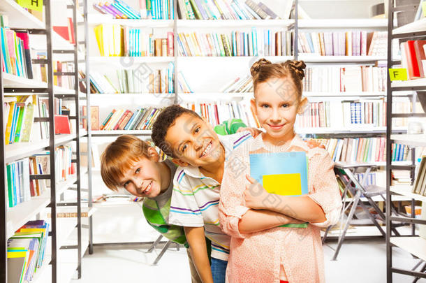 三个孩子拿着书站成一排