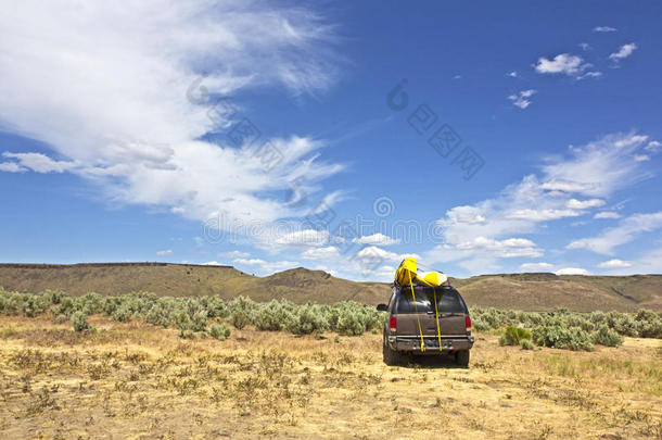 沙漠中黄色皮划艇越野车