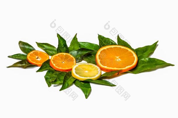 橘子，橘子和柠檬片配上绿叶子