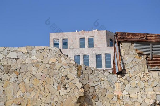 耶路撒冷街道新建筑背景墙上的城市景观旧废墟