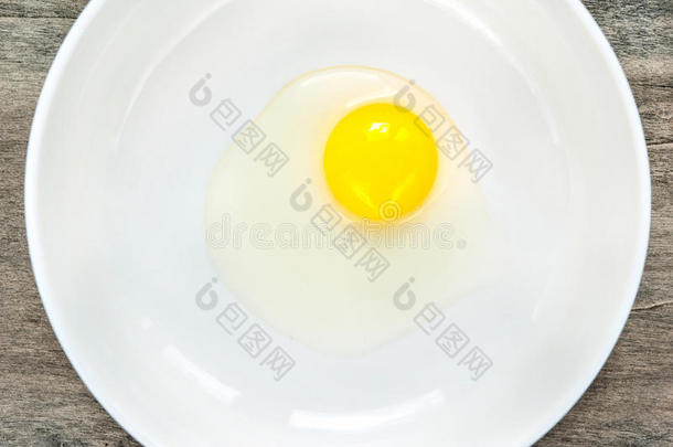 鹌鹑<strong>蛋黄蛋黄</strong>白瓷碗。特写。