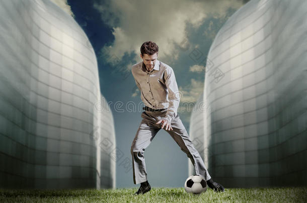 一个穿着休闲服的男人在现代建筑附近踢足球