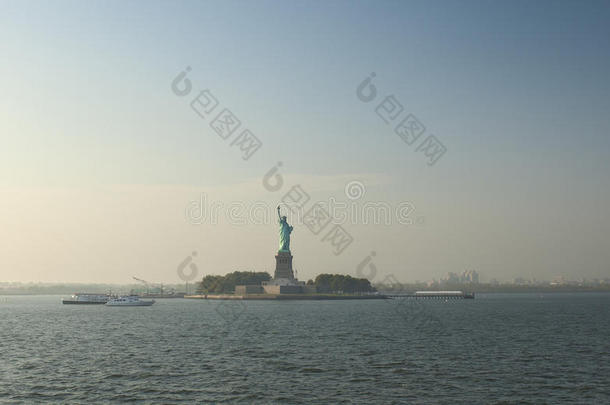 从哈德逊河看纽约市的自由女神像
