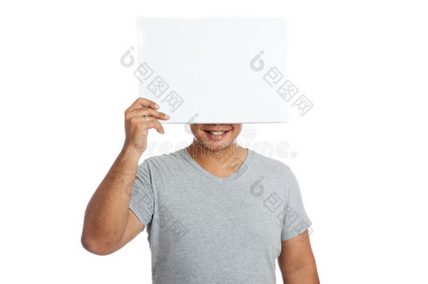 亚洲男强人举着一张空白的牌子，紧闭着脸，微笑着