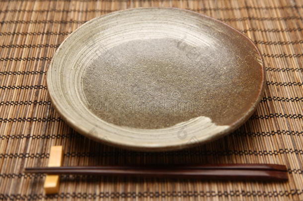 筷子空盘子