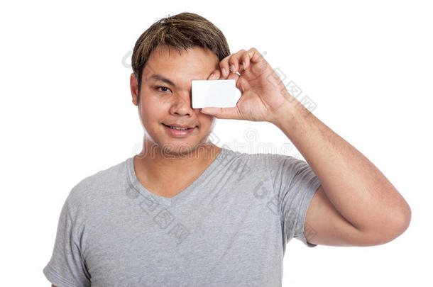 亚洲人用一张空白卡片闭上眼睛