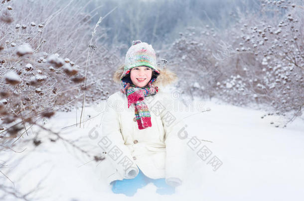 快乐的微笑的孩子在雪地里玩耍