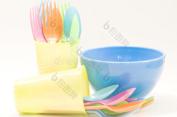 由勺子、叉子、杯子和碗组成的塑料餐具