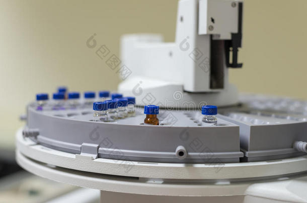 自动进样器托盘中的小瓶。