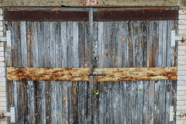 一扇旧的木制车库门